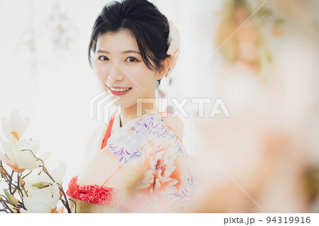 ピンクの振袖　絞り 94319916