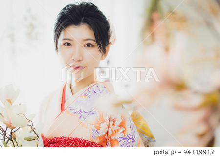 ピンクの振袖　絞り 94319917