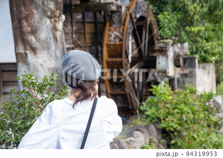 初秋のたくみの里を旅する人 群馬県みなかみ町 初秋のたくみの里を旅する人 群馬県みなかみ町 94319953