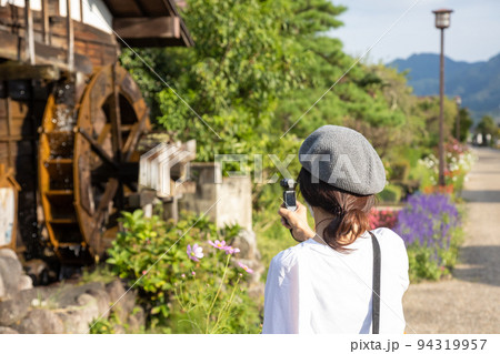 初秋のたくみの里を旅する人 群馬県みなかみ町 初秋のたくみの里を旅する人 群馬県みなかみ町 94319957
