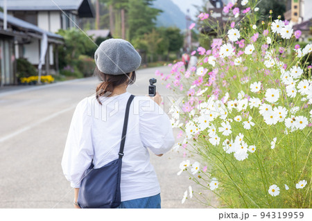 初秋のたくみの里を旅する人 群馬県みなかみ町 初秋のたくみの里を旅する人 群馬県みなかみ町 94319959