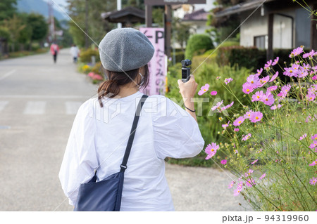 初秋のたくみの里を旅する人 群馬県みなかみ町 初秋のたくみの里を旅する人 群馬県みなかみ町 94319960