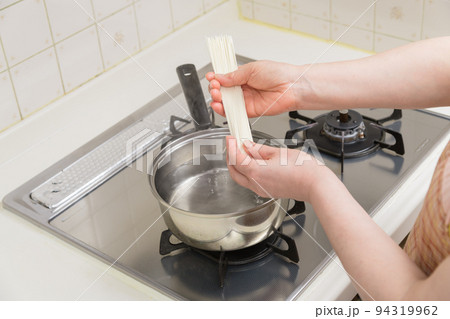 【ミドル主婦が菜箸を使って素麺を茹でる】 【ミドル主婦が菜箸を使って素麺を茹でる】 94319962