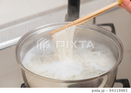 【ミドル主婦が菜箸を使って素麺を茹でる】 94319965