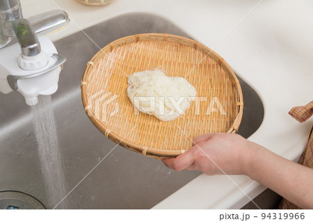 【ミドル主婦が茹で上がった素麺を流水で冷やす】 94319966