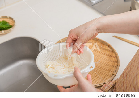 【ミドル主婦が水切りをした素麺を盛り付ける】 【ミドル主婦が水切りをした素麺を盛り付ける】 94319968
