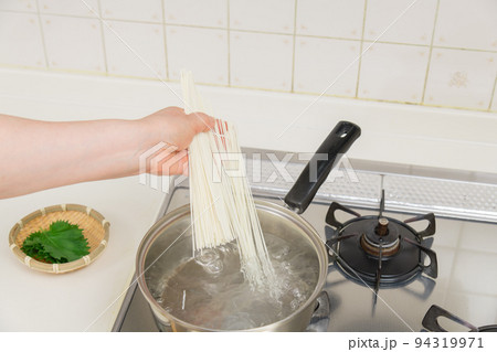 【ミドル主婦が素麺を茹でる】 94319971