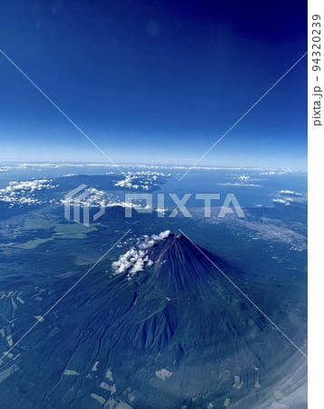 飛行機から撮影する富士山 飛行機から撮影する富士山 94320239