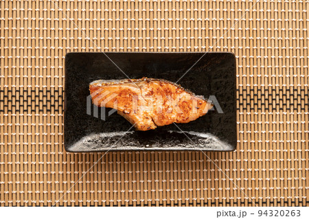 鮭の塩麹漬け焼き 94320263