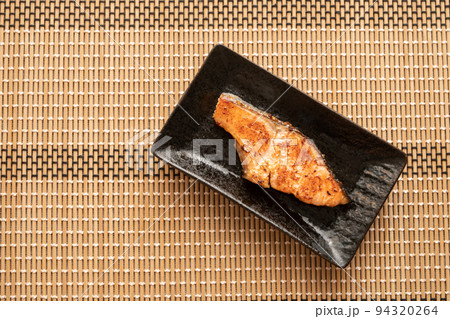 鮭の塩麹漬け焼き 94320264