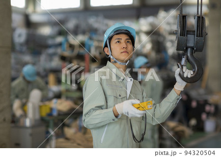 倉庫　作業員 若い男性 94320504