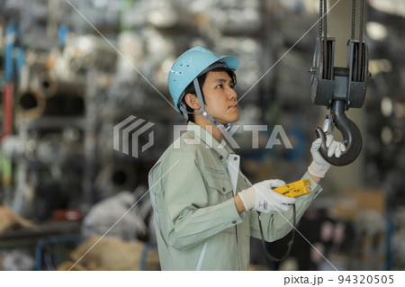倉庫 作業員 若い男性 倉庫 作業員 若い男性 94320505