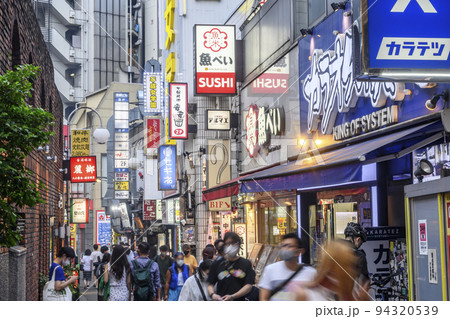 渋谷　道玄坂小路　飲み屋街の雑踏　東京都渋谷区 94320539