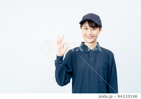 配送業の女性（白バック、OKポーズ） 94320596