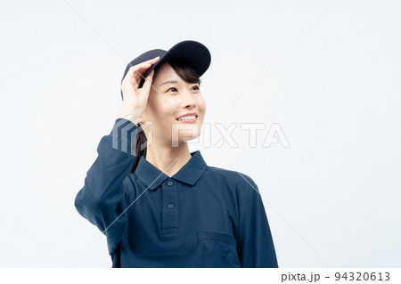 配送業の女性（白バック、見上げる） 94320613