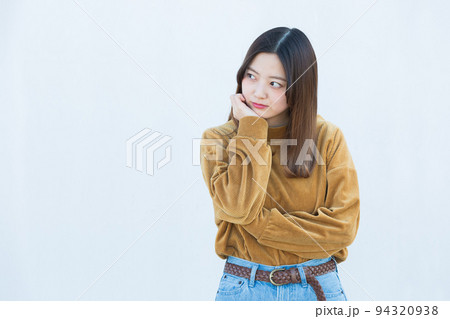 悩める若い女性 94320938