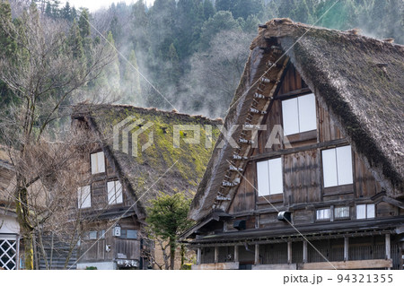 雨上がりの白川郷、合掌造り集落の風景 94321355
