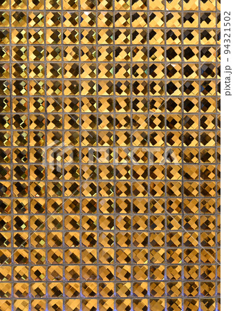 テクスチャ― メタリックなゴールドのタイル テクスチャ― メタリックなゴールドのタイル 94321502