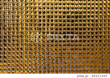 テクスチャ―　メタリックなゴールドのタイル 94321504