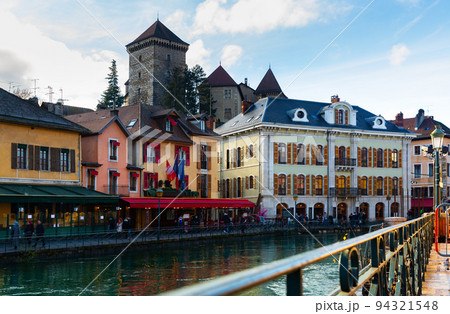 Annecy old town cityscape and Thiou river view and bridge 94321548