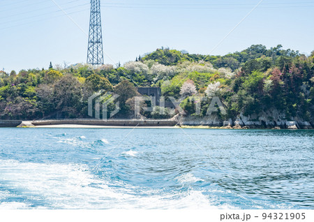 船から見る大久野島 発電所跡 広島県竹原市忠海町 船から見る大久野島 発電所跡 広島県竹原市忠海町 94321905