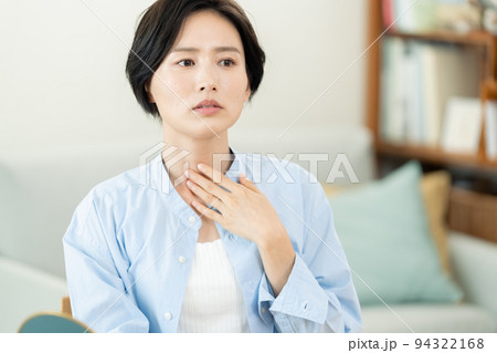 喉の不調に悩む女性 喉の不調に悩む女性 94322168
