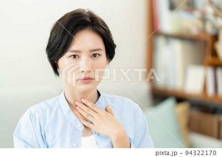 喉の不調に悩む女性 喉の不調に悩む女性 94322170
