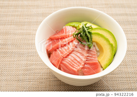 マグロアボカド丼 マグロアボカド丼 94322216