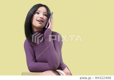 喜びの表情でスマートフォンで会話する可愛い女性 94322400