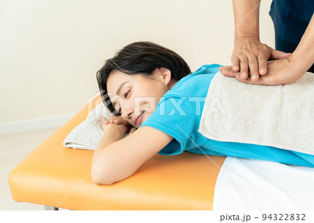 整体を受ける女性 94322832