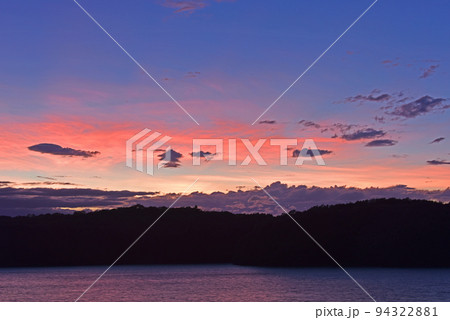 湖畔の夕暮れ 湖畔の夕暮れ 94322881