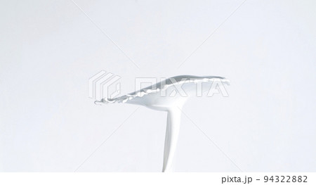 白背景のミルクのスプラッシュ 白背景のミルクのスプラッシュ 94322882