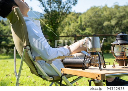 屋外でリラックスする男性の様子 94322923