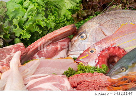 魚と肉の盛り合わせ 94323144