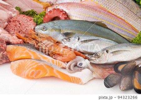 魚と肉の盛り合わせ 94323266