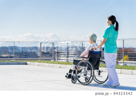介護　シニア　女性　病院　ヘルパー　介護士 94323342