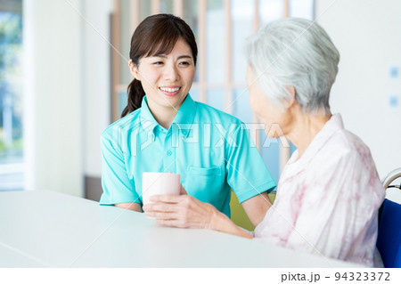 介護　シニア　女性　病院　ヘルパー　介護士 94323372