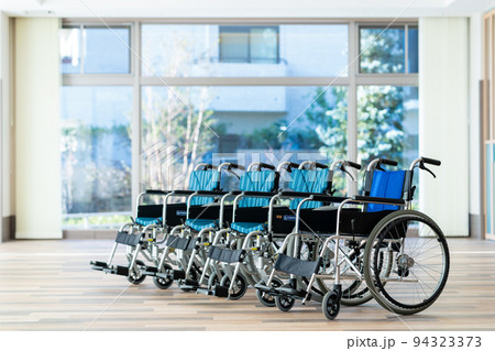 介護 病院 ヘルパー 介護士 車椅子 車いす 介護 病院 ヘルパー 介護士 車椅子 車いす 94323373