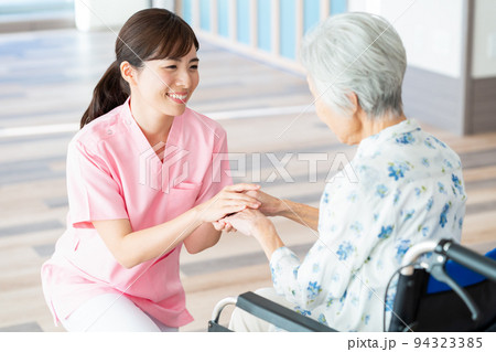 介護　シニア　女性　病院　ヘルパー　介護士 94323385