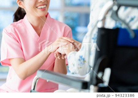 介護 シニア 女性 病院 ヘルパー 介護士 介護 シニア 女性 病院 ヘルパー 介護士 94323386