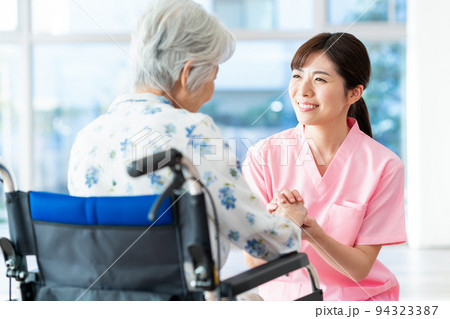 介護　シニア　女性　病院　ヘルパー　介護士 94323387