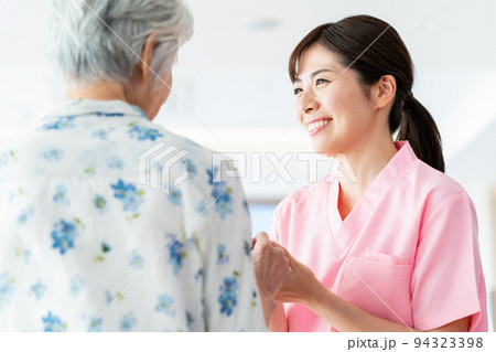 介護　シニア　女性　病院　ヘルパー　介護士 94323398
