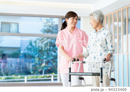 介護　シニア　女性　病院　ヘルパー　介護士 94323400