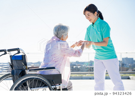 介護　シニア　女性　病院　ヘルパー　介護士 94323426