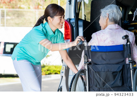 介護　シニア　女性　病院　ヘルパー　介護士 94323433