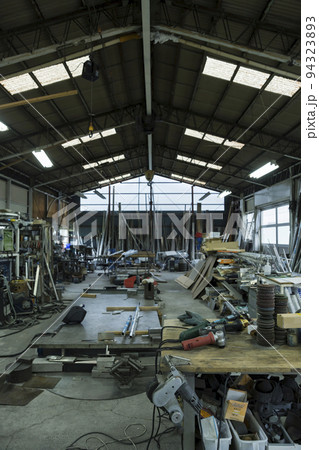 工場の中に置かれた機械 94323893