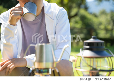 キャンプ　コーヒーを飲む　イメージ 94324082