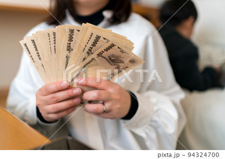 子育てにかかる費用 94324700