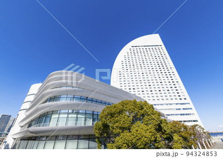 神奈川県横浜市　快晴の横浜みなとみらい21　パシフィコ横浜（会議センター） 94324853