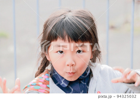 カメラ目線でポーズをとる女の子 カメラ目線でポーズをとる女の子 94325032